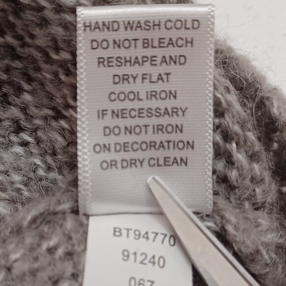 Cable & Gauge Gray Sweater with Black Roses Size Large - Picture 5 of 7